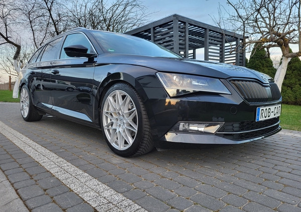 Skoda Superb cena 69900 przebieg: 132306, rok produkcji 2015 z Józefów małe 742